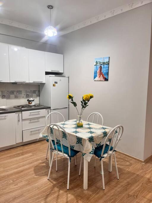 Appartamento 2-Х Комнатная В Золотом Квадрате Almaty Esterno foto