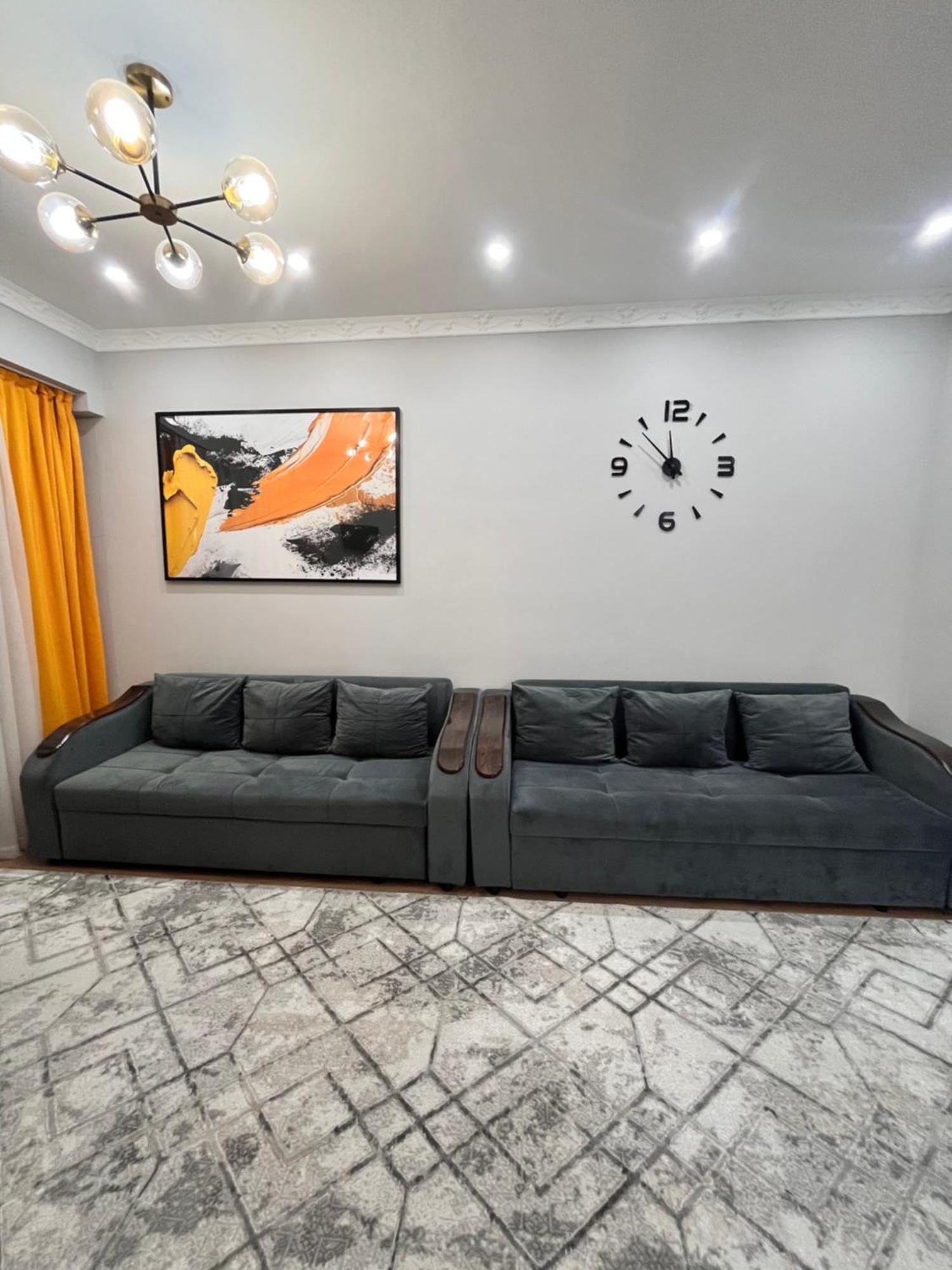 Appartamento 2-Х Комнатная В Золотом Квадрате Almaty Esterno foto