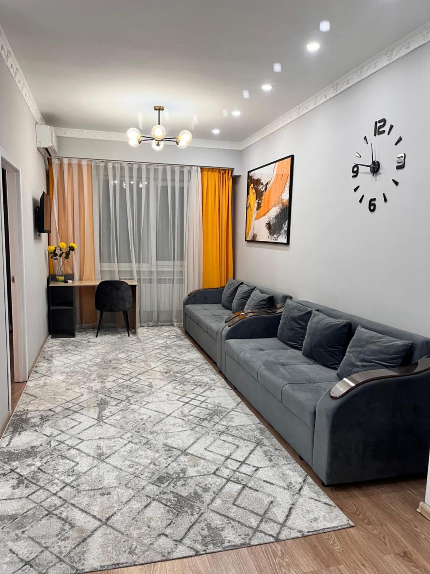 Appartamento 2-Х Комнатная В Золотом Квадрате Almaty Esterno foto